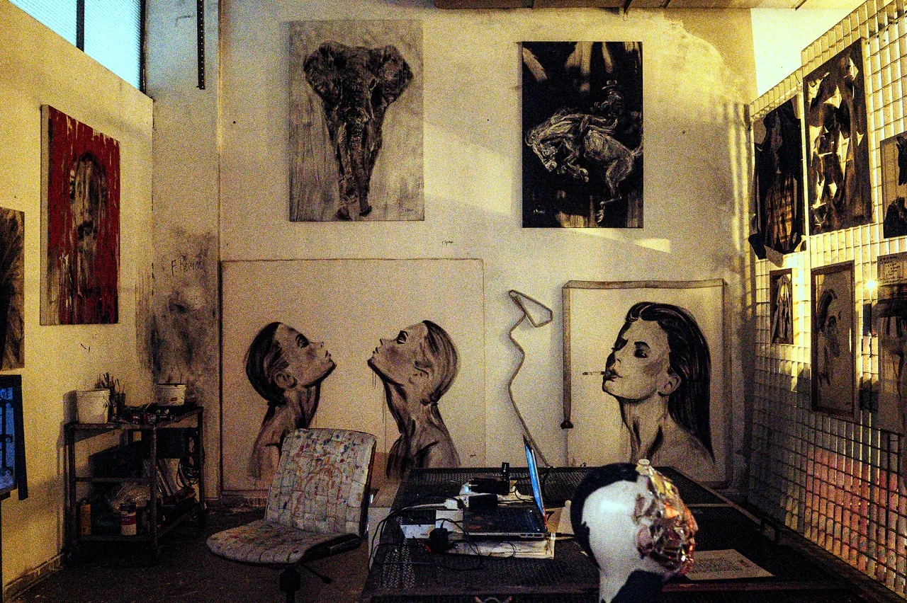 ateliê de fernanda romão, paredes cobertas de pinturas