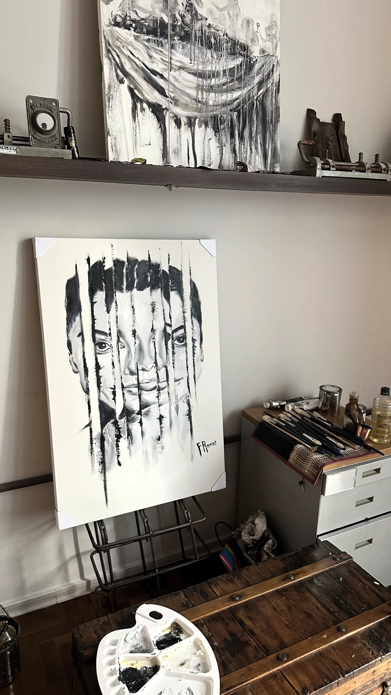 pintura da série facetas apoiada na mesa de trabalho
