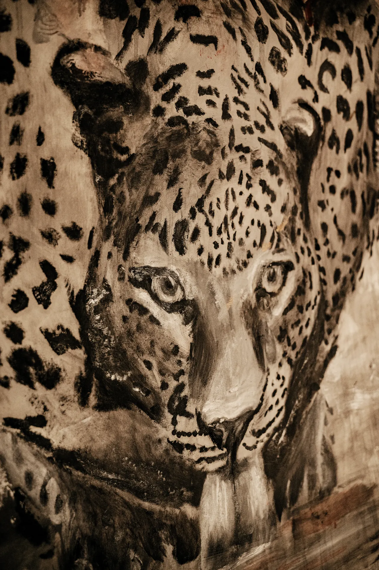 detalhe: leopardo pintado sobre tecido, em grande escala