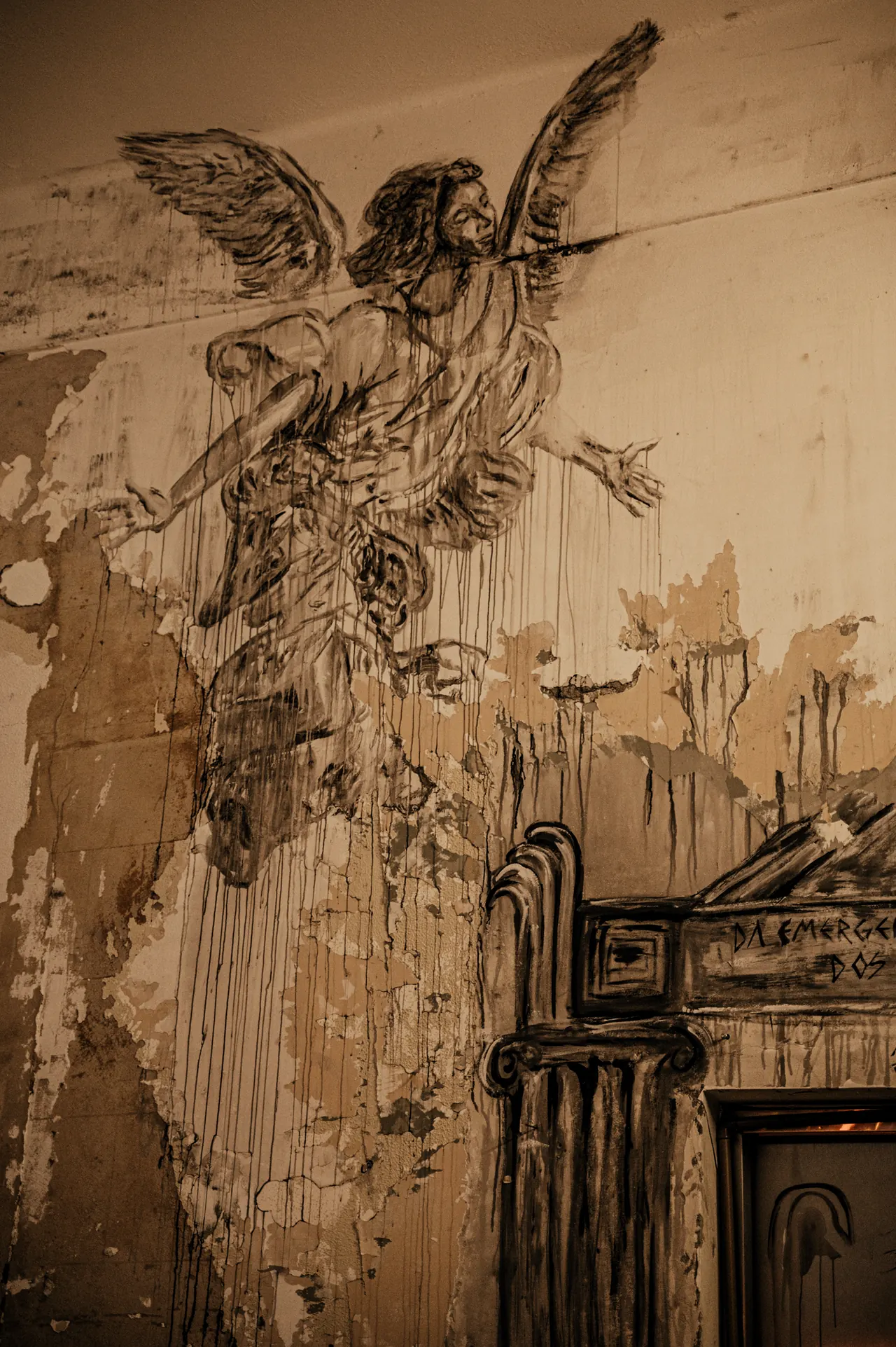 mural em sépia pintado na fachada interna de um edifício antigo, fernanda romão