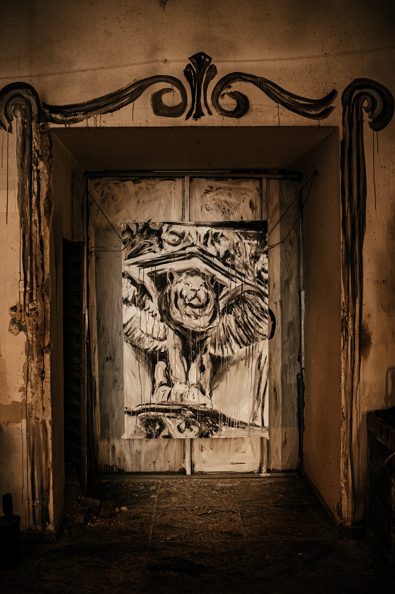 figura pintada sobre porta, fernanda romão