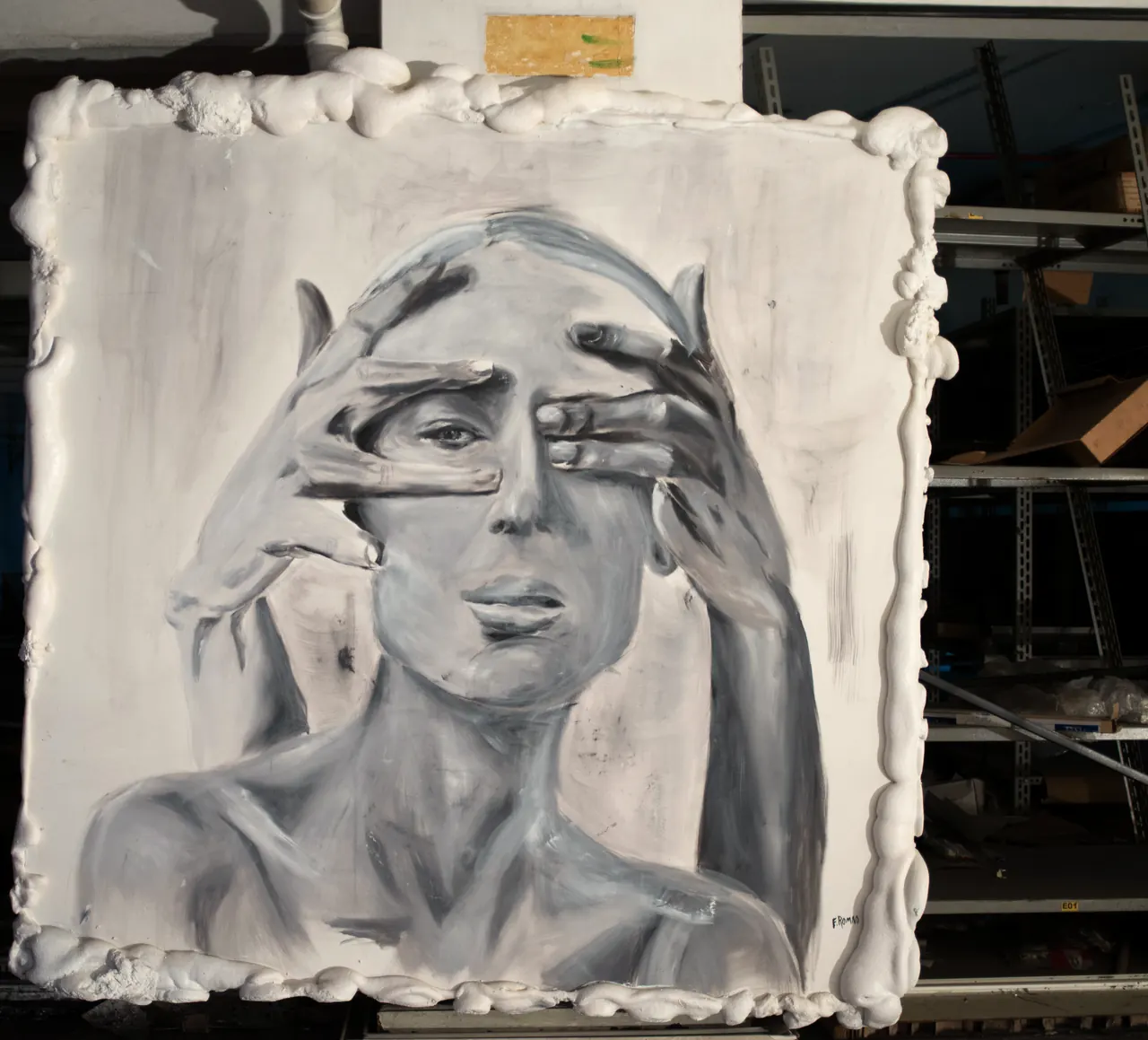 pintura de mulher cobrindo os olhos com as mãos, moldura de espuma expansiva, série autorretrato